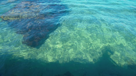 primer plano del agua debajo