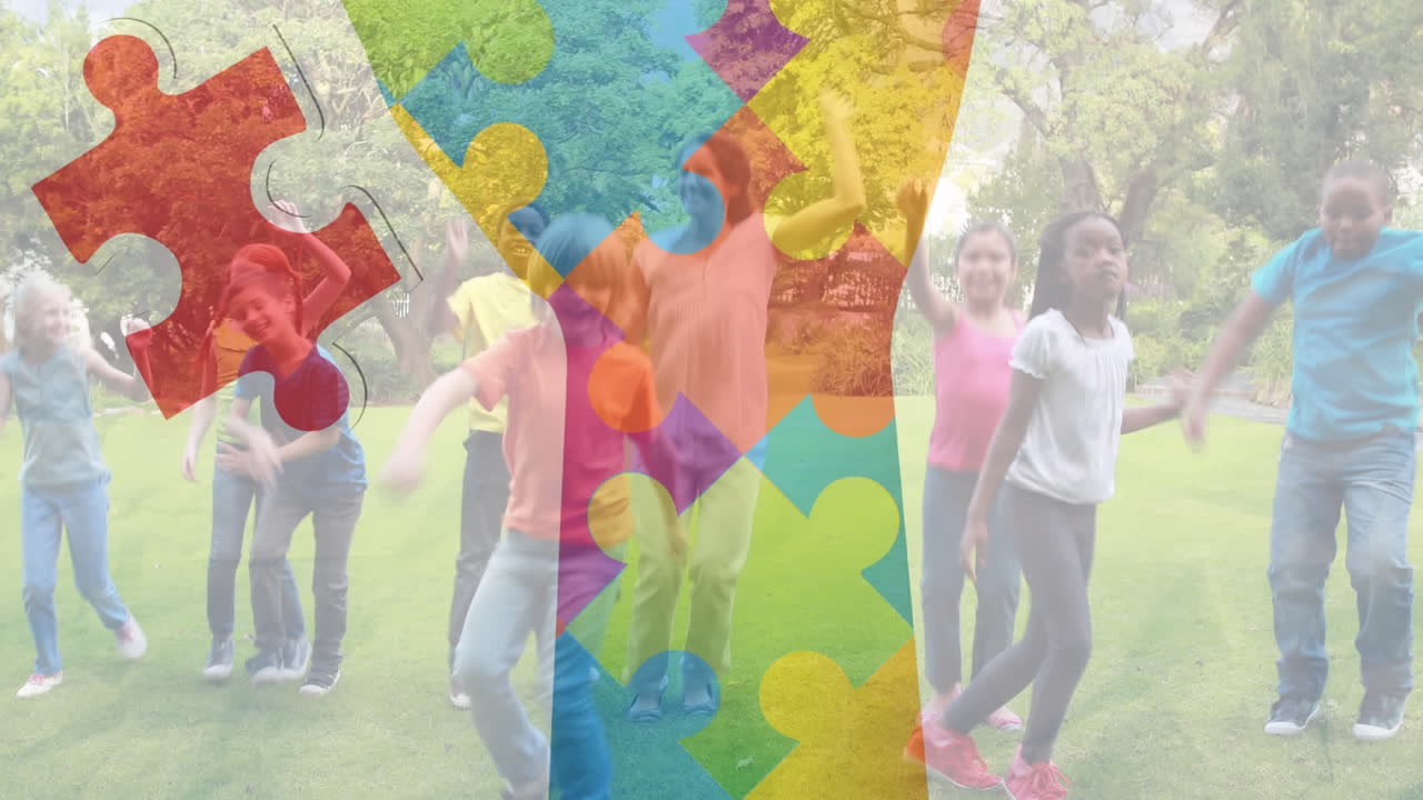 animación de piezas de rompecabezas coloridas creando manos de los escolares con el maestro