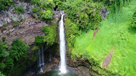 El-Agua-Se-Sumerge-En-Un-Río-En-Otra-Piscina-En-La-Selva-Tropical---Base-De-Cascada