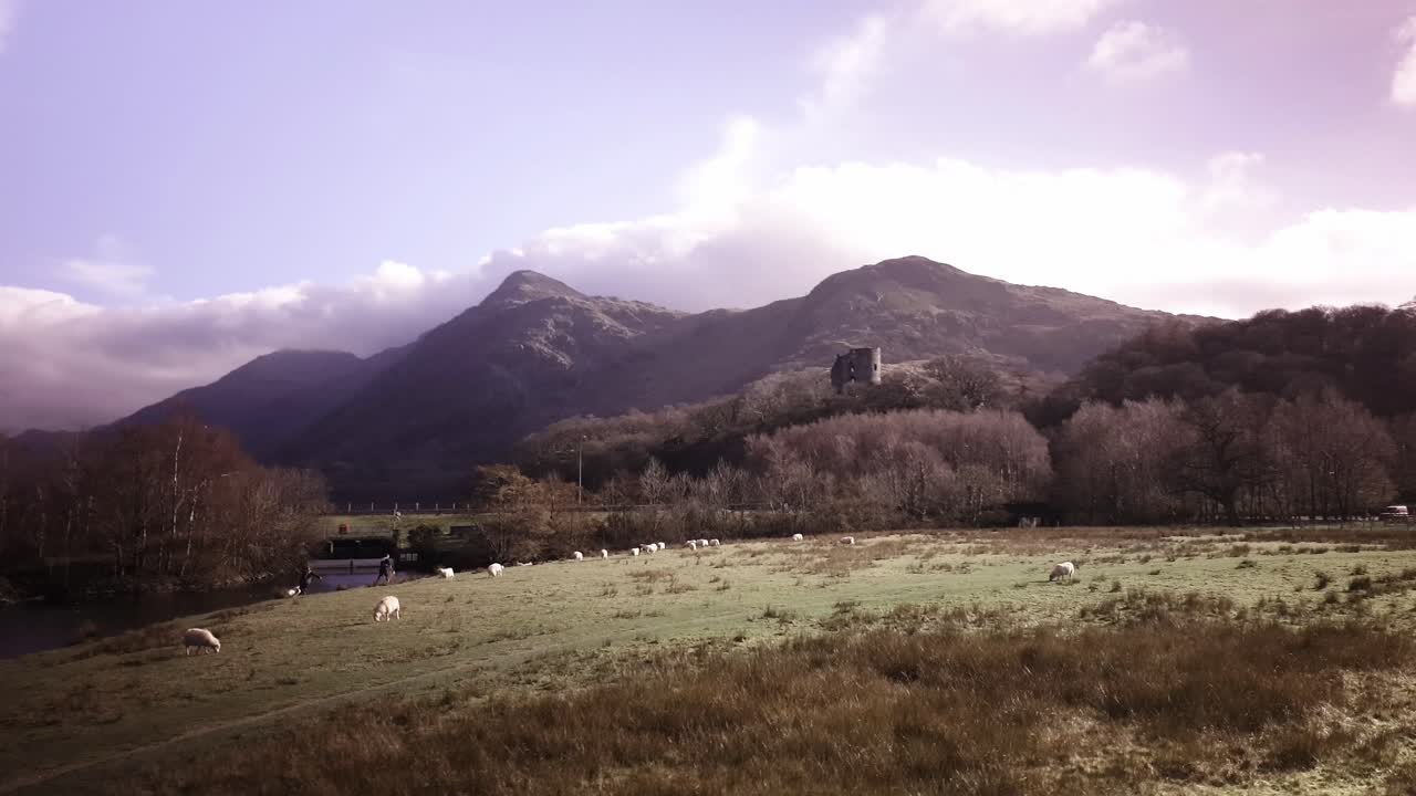 escalando la montaña snowdon durante la niebla