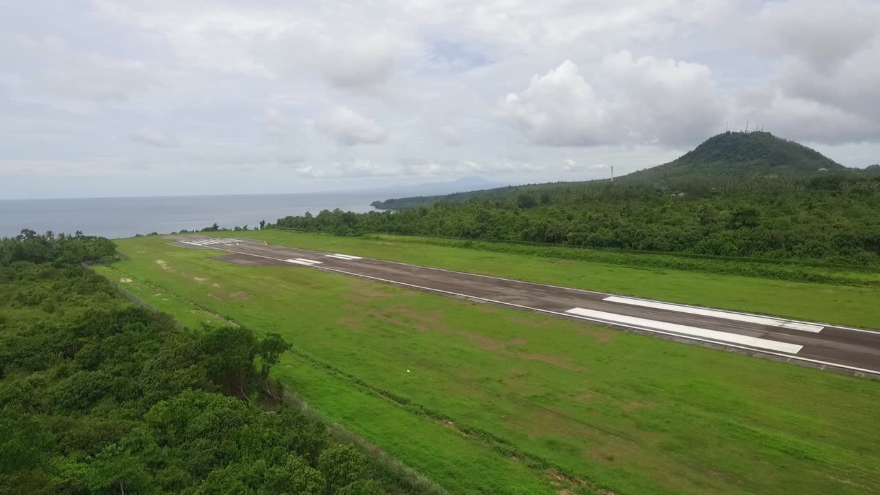 - 웨이 섬의 작은 공항에서 탈출