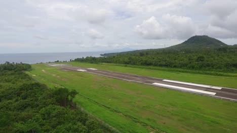 - ah, el escape del pequeño aeropuerto en la isla de weh.