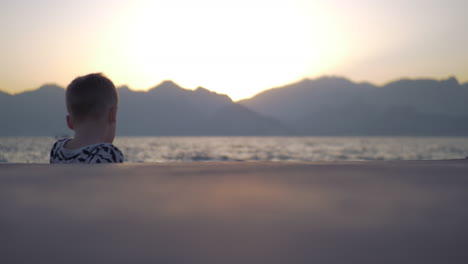 Niño-Solitario-Junto-Al-Mar-Al-Atardecer