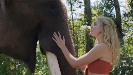 Mujer-Natural-Tocando-Elefante-En-La-Selva-Mostrando-Afecto-Acariciando-Animales-Salvajes-En-El-Santuario-Del-Zoológico-4k