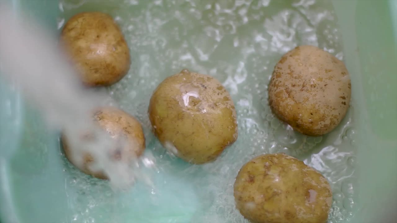 Sciacquare delle patate con acqua