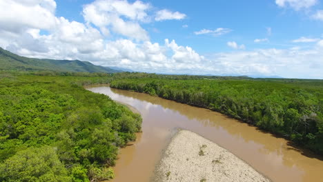 río cocodrilo en mojones