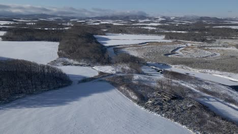 Hermosa-Toma-De-Drones-Volando-Sobre-Campos-Cubiertos-De-Nieve-En-El-Campo-Rural