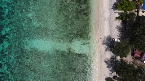 Klares-Und-Türkisfarbenes-Wasser-Von-Bali-Beach-In-Indonesien---Antenne-Von-Oben-Nach-Unten