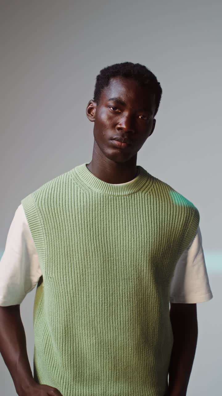 Uomo che indossa un gilè e una T-shirt