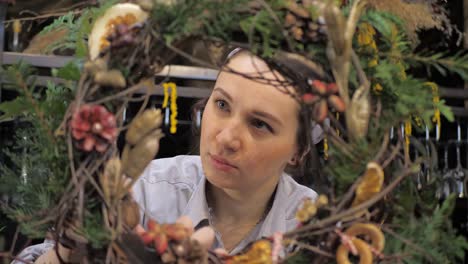 florista en el trabajo. cómo hacer una corona de navidad con arreglos florales. paso a paso, tutorial