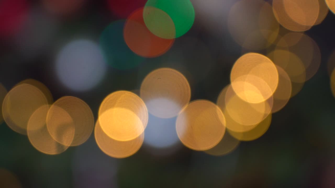 мерцающие абстрактные цветные круги расфокусированные рождественские огни фон. размытые сказочные огни. нефокусированный праздничный фон рождественская елка. светлый бокех из рождественской деревья. рождество и тема нового года. 4k видео
