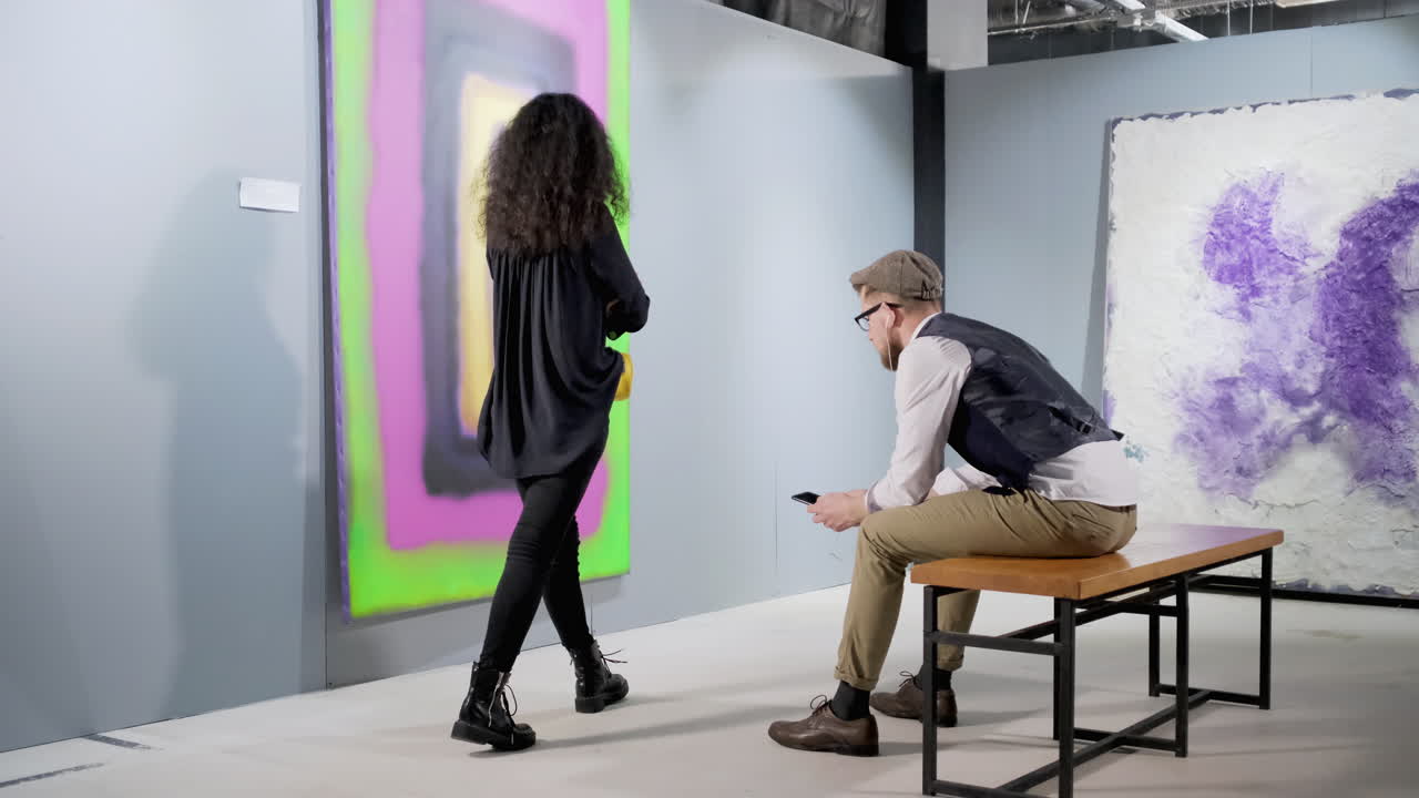 미술관에서 추상적인 예술을 보는 사람들