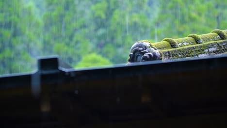 La-Lluvia-Cae-Sobre-Un-Techo-Japonés-Tradicional-Cubierto-De-Musgo