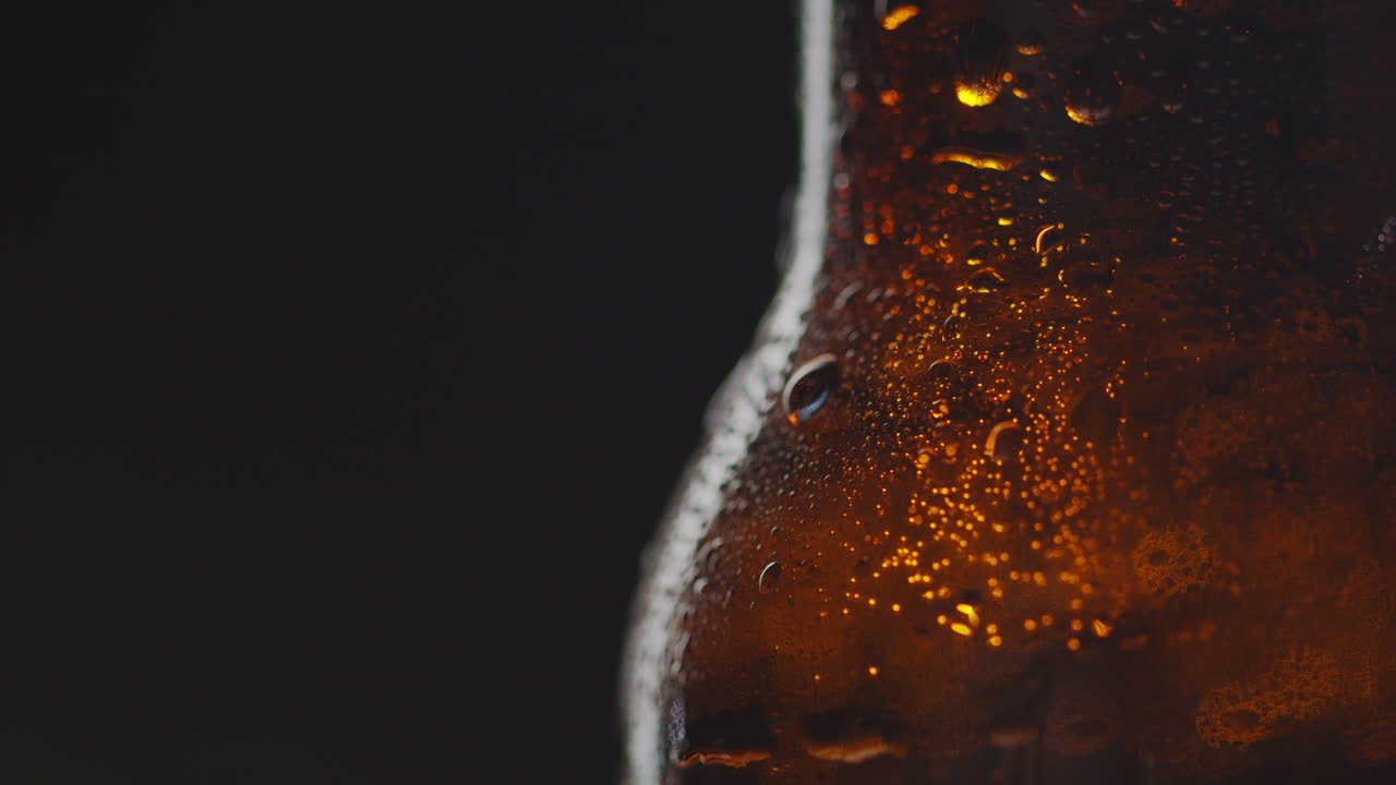 cierre de gotas de condensación en una botella giratoria de cerveza fría o bebida gaseosa 1