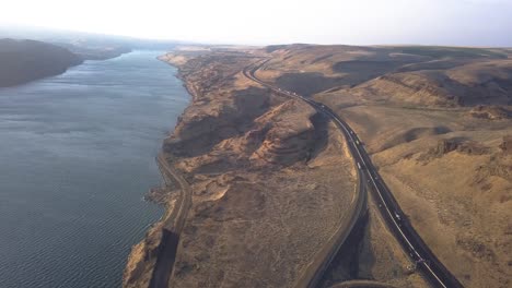 Drone-Con-Vista-Aérea-De-Carretera,-Río-Y-Puente