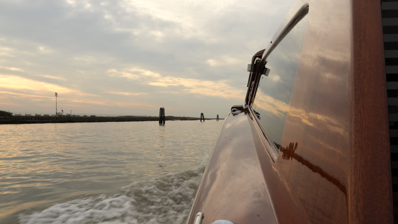 pov desde el barco de taxi acuático a la ciudad de venecia - día nublado
