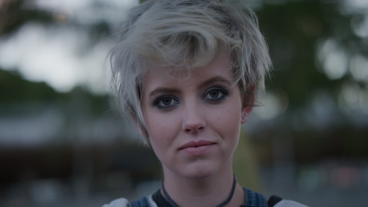 retrato de una hermosa joven estudiante de aspecto serio adolescente con el viento soplando el cabello estilo de vida juvenil urbano serie de personas reales