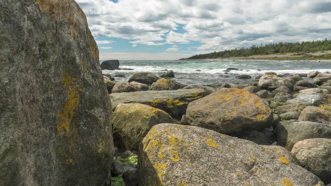 시간 경과:바위가 많은 해안에 충돌하는 파도의 광각 보기