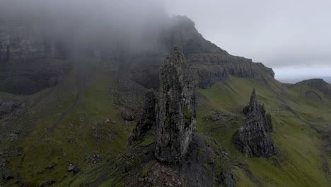 Imágenes-Aéreas-De-Drones-De-4k-Cerca-Del-Anciano-De-Storr-Isla-De-Skye-Cerca-De-Portree-Escocia-Reino-Unido-Acantilados-Y-Montañas