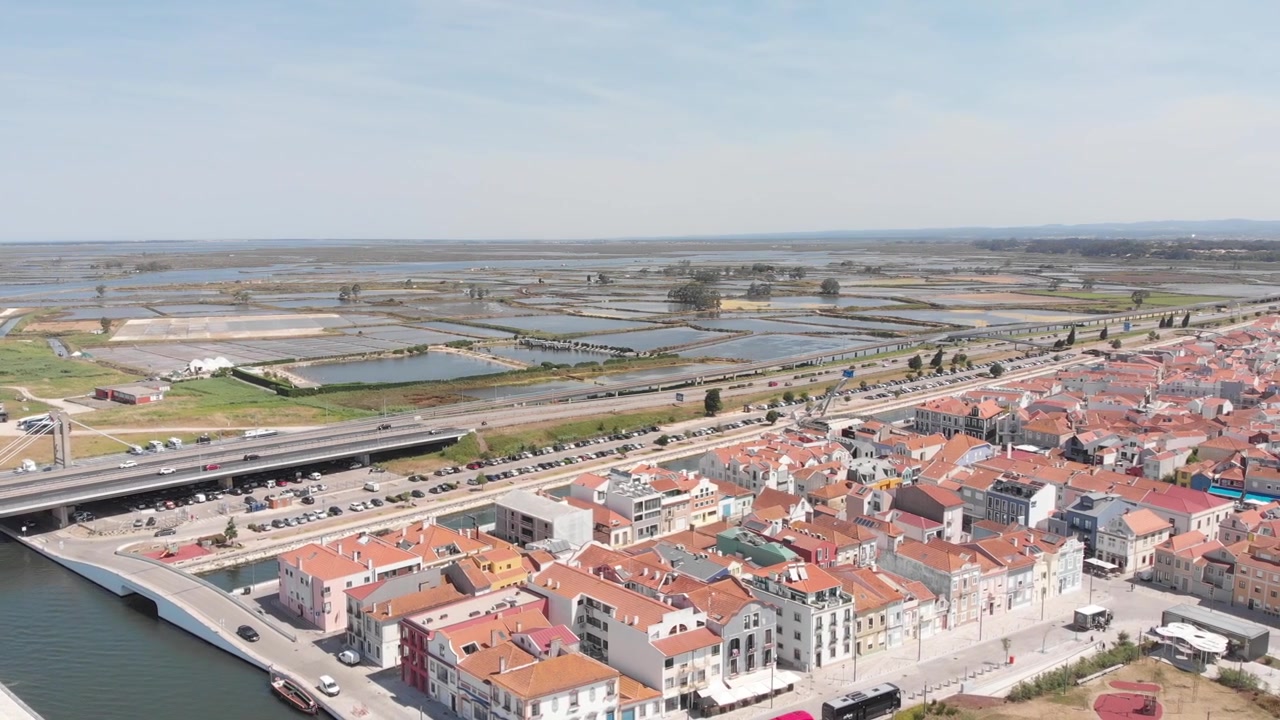 Ripresa aerea con drone su Aveiro, che rivela il canale principale della Ria de Aveiro, le saline circostanti e un ponte stradale
