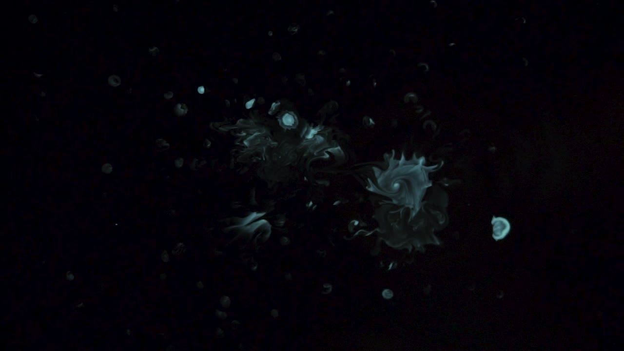 검은 바탕에 추상적인 페인트 스프레이