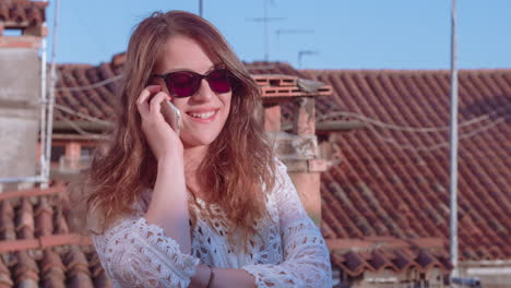 una mujer en el techo hablando por teléfono.