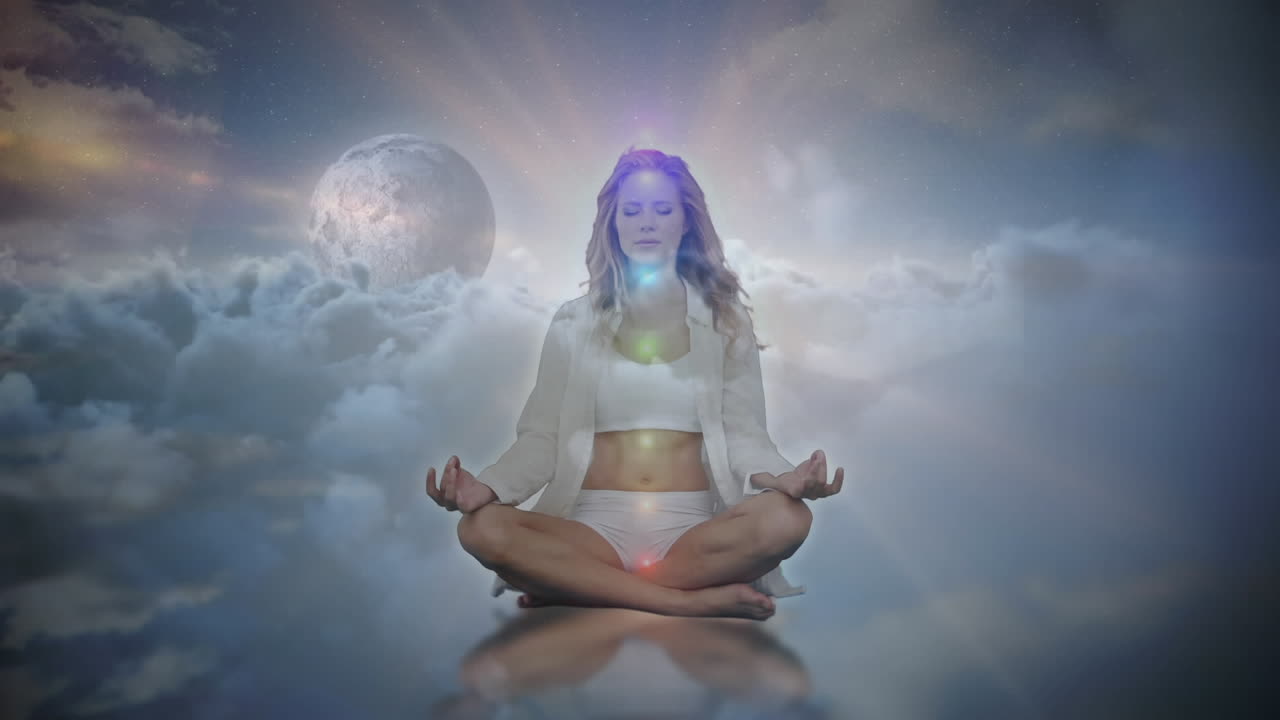 animación de luz brillante sobre una mujer practicando yoga contra nubes, planetas y cielo