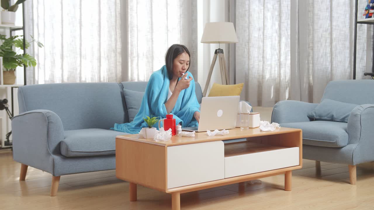 집에서 병을 고 있는 여성이 의사와 비디오 통화를 하고 있습니다.