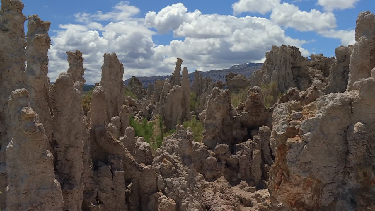 Torri di tufo del Lago Mono che formano strutture rocciose desertiche uniche di carbonato di calcio, California, USA
