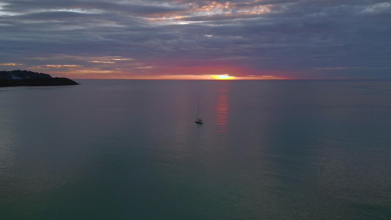 라군 베이에 외로운 항해 요트 앵커