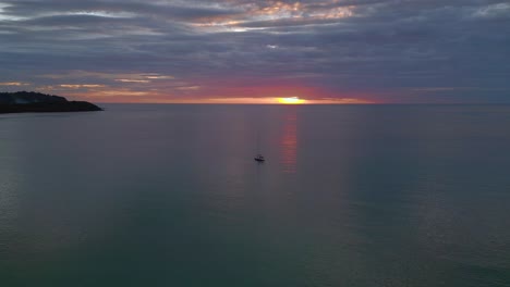 anclas solitarias de yates de vela en la bahía de la laguna