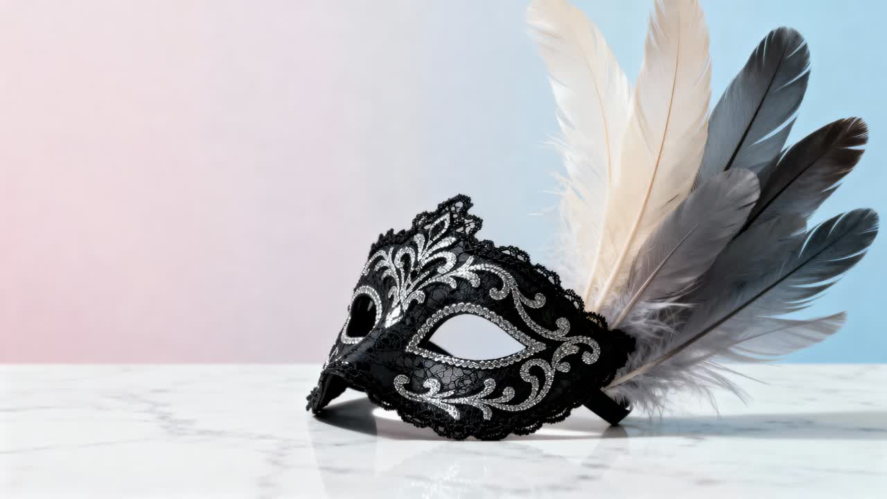 La fotocamera si allontana rivelando una maschera nera su marmo che mostra piume, riflessi e uno sfondo pastello