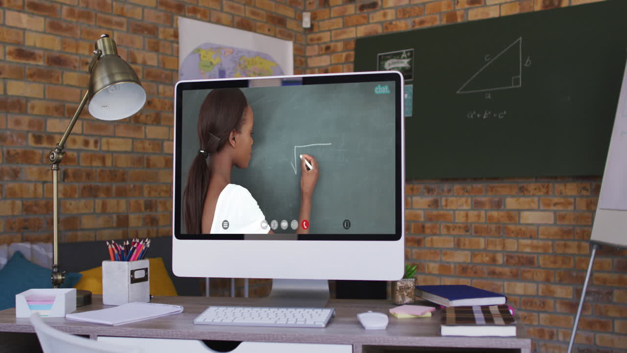 maestra biracial en la pantalla de la computadora durante una llamada de video