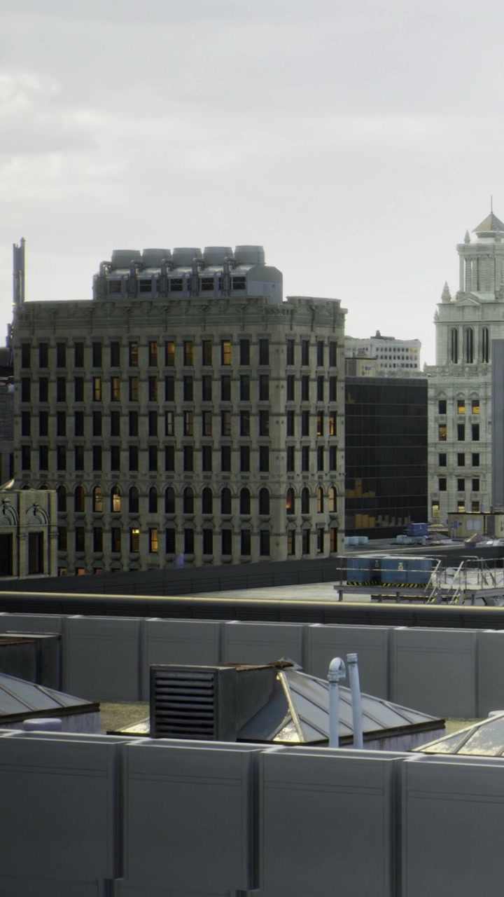Edifici nello skyline di una città sotto un cielo nuvoloso di giorno
