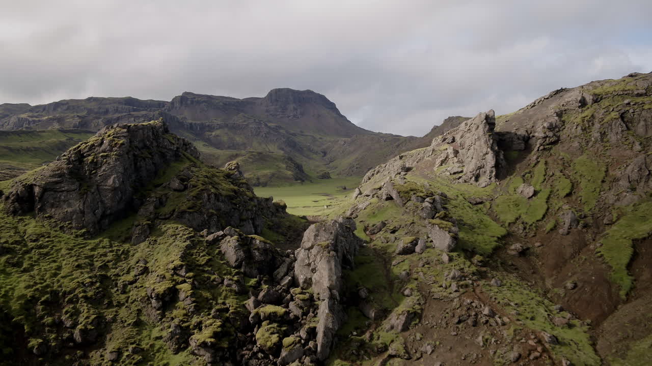 아이슬란드의 nesjavellir 풍경 안테나 산 위와 산을 통해