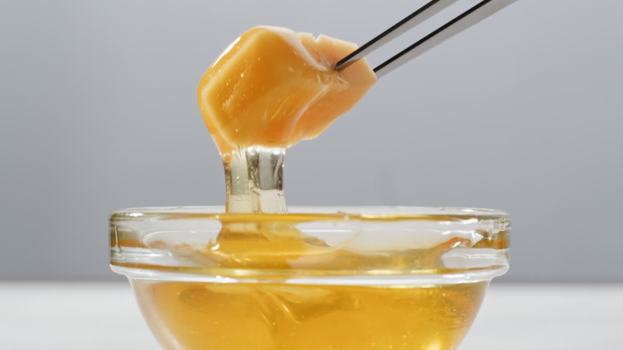 la miel que se vierte en el cuenco