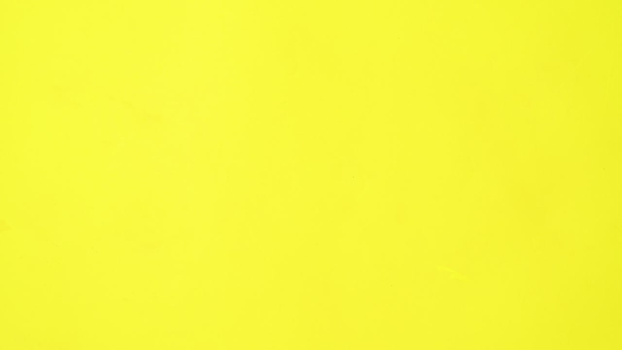 espacio creativo de copia en fondo amarillo con frutas y verduras rojas. dieta y concepto de alimentos saludables. stop motion lay plano