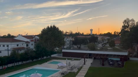 Timelapse-De-Automóviles-Circulando-Por-La-Carretera-Fuera-De-La-Piscina-Amurallada-Y-El-Jacuzzi