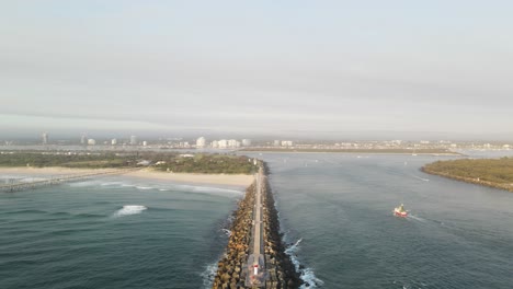 Moderno-Paseo-Costero-Que-Se-Extiende-Hacia-El-Océano-Construido-Con-Un-Sendero-Compartido-Para-Peatones-Y-Ciclistas