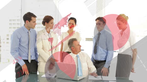 animación del procesamiento de datos estadísticos sobre diversos empresarios discutiendo juntos en la oficina