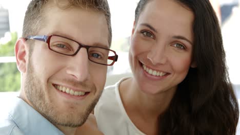 retrato de atractivos compañeros de trabajo sonriendo a la cámara