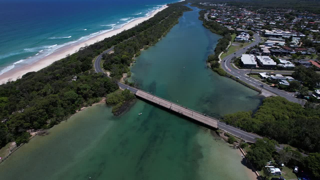 Strada Costiera di Tweed sopra il Torrente Mooball in NSW, Australia - Ripresa aerea in allontanamento