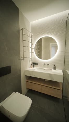 interior de apartamento minimalista moderno con decoración simple, tonos neutrales y líneas limpias. el diseño hace hincapié en la funcionalidad, creando un espacio de vida sereno y organizado.