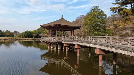 Otoño-En-Nara-Vista-En-El-Pabellón-Ukimodo-En-El-Estanque-Takabatakecho-En-Japón