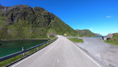 conducir un coche en una carretera en noruega. punto de vista del vehículo conduciendo sobre el puente.