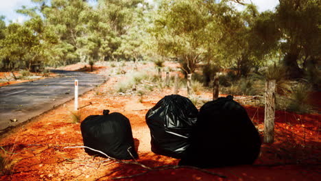 Primer-Plano-De-Bolsas-De-Basura-Llenas-En-La-Arena