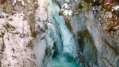 cinemagraph de 4k uhd, bucle de video continuo de la famosa cascada tatzlwurm y el cañón del río en los alpes bávaros y alemanes en invierno