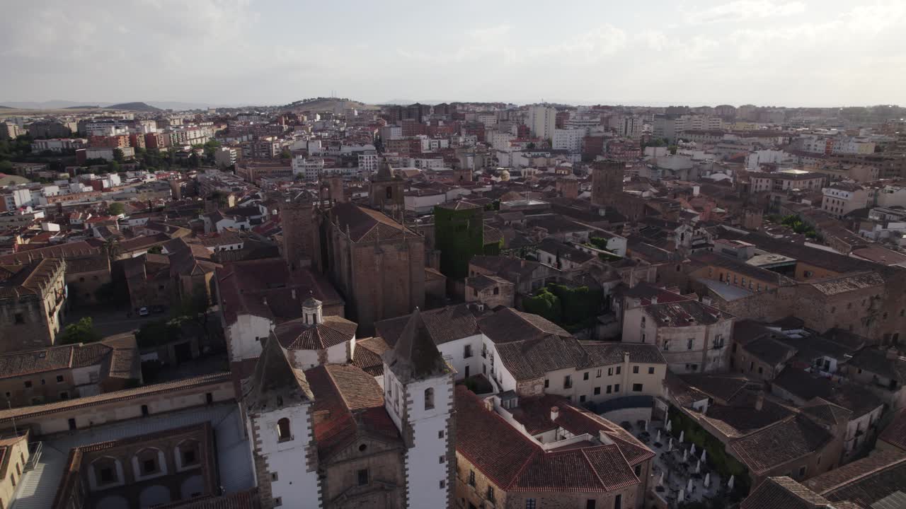 antena cinematográfica del centro histórico de la ciudad, ángulo bajo