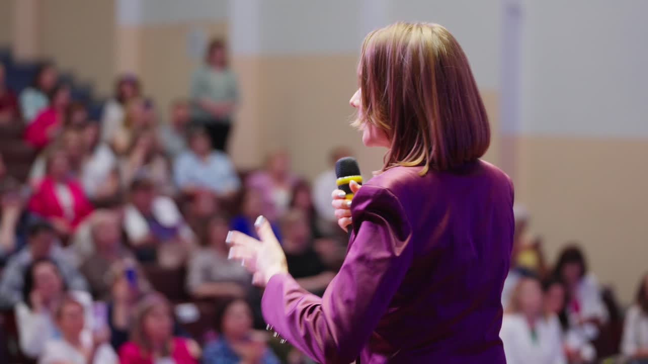 mujer haciendo una presentación