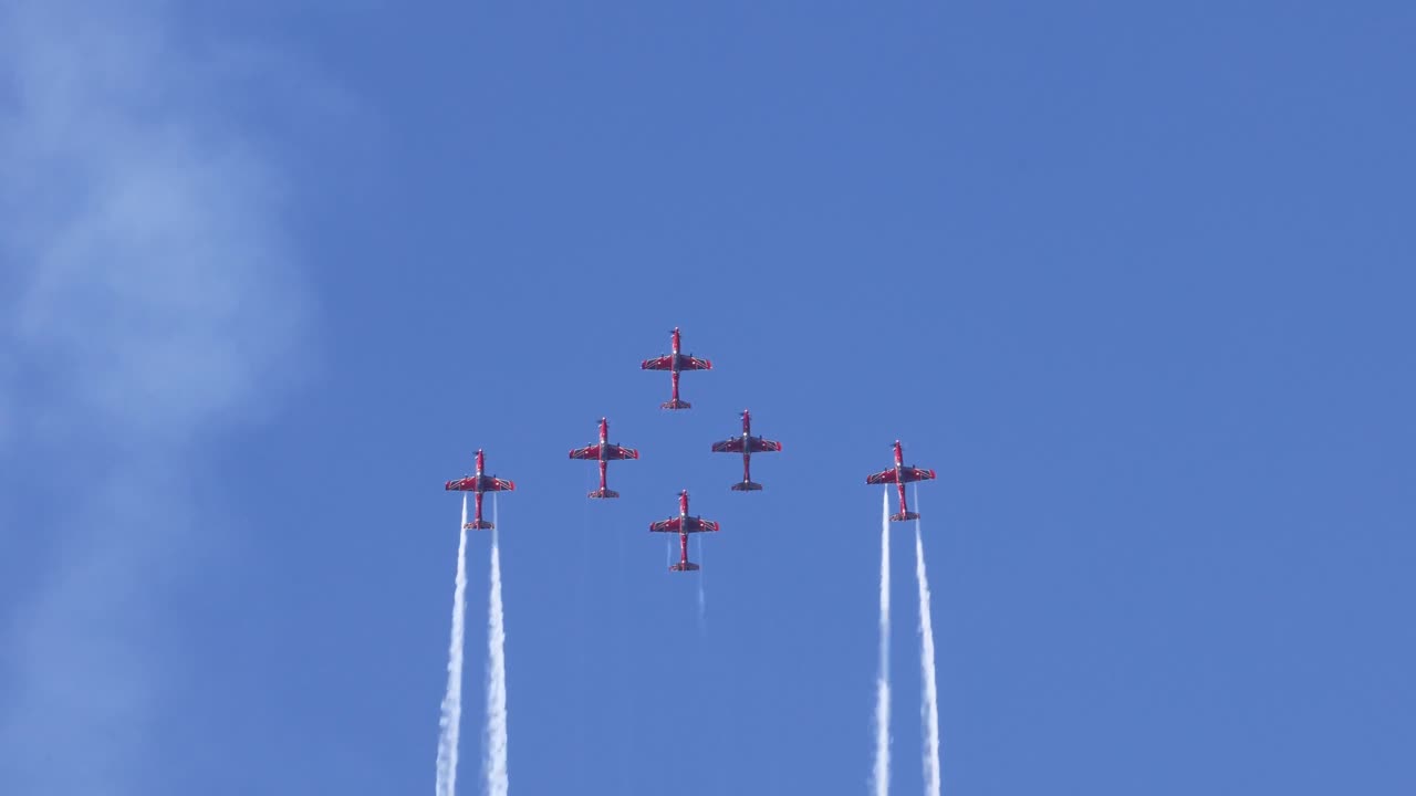 에어로바틱 팀은 하늘에서 동기화된 기동을 수행합니다.